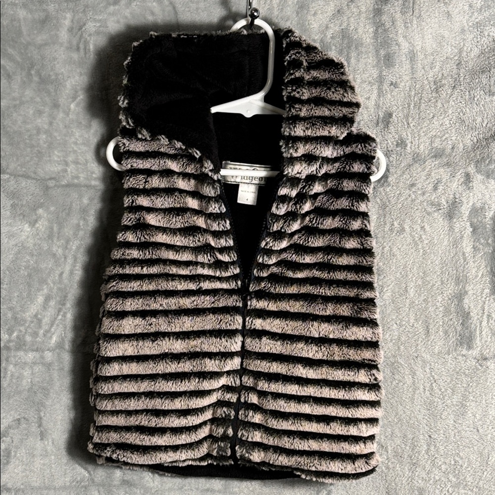 Widgeon vest Faux‎ Fur Vest and girl size 4 in Black gray super soft layering